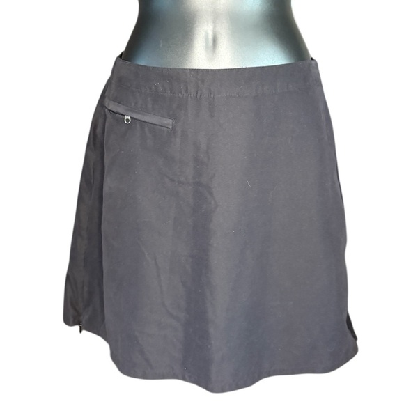 Patagonia Pants - Patagonia women’s black skort skirt sz 6 side zipper on both sides front pocket